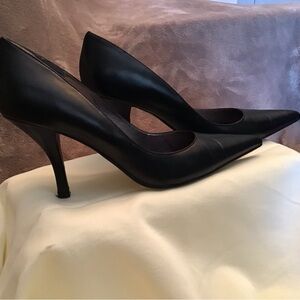 Steve Madden Black Leather Classic Heels